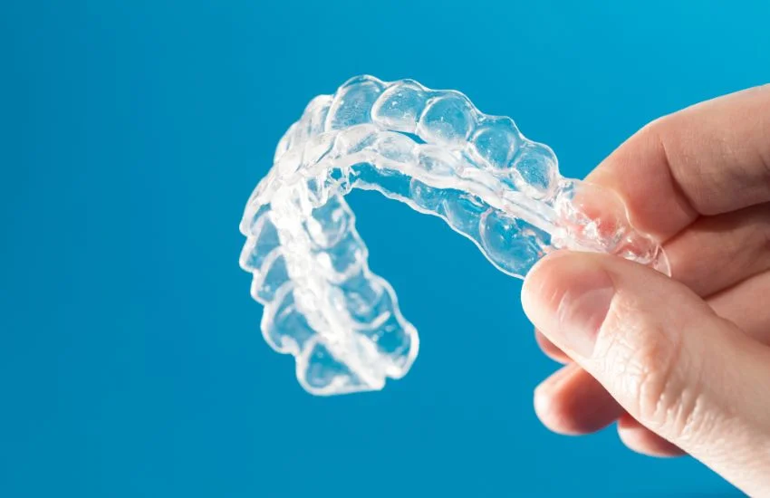 Equipo dental revisando la planificación de un caso para externalizar la ortodoncia con control clínico