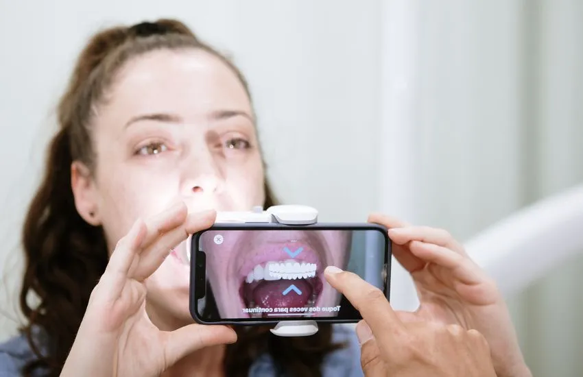 Equipo clínico analizando los beneficios del Dental Monitoring en el seguimiento de un tratamiento de ortodoncia.