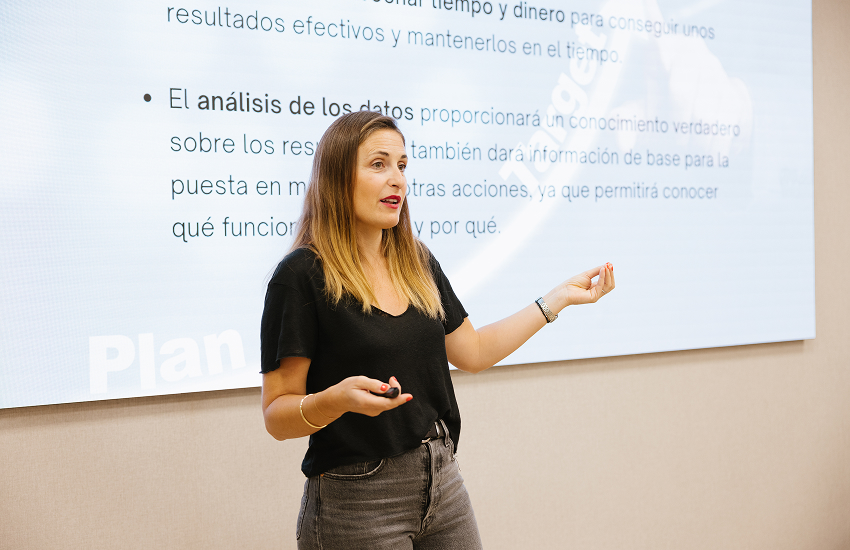 Profesional de la comunicación y ortodoncista trabajando la estrategia de marca personal de una clínica dental.
