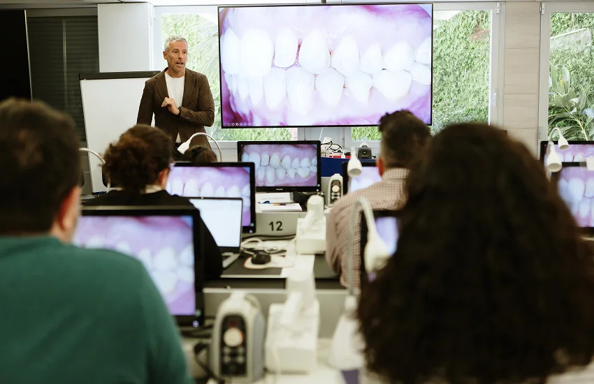Equipo dental revisando una estrategia para mejorar la rentabilidad en ortodoncia mediante el modelo FOH