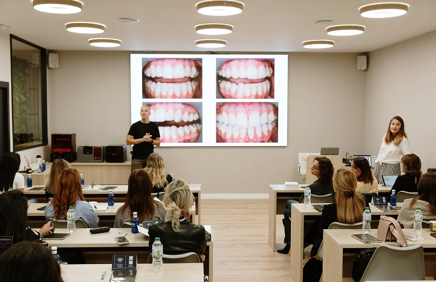 Sesión de formación en ortodoncia para profesionales dentales con análisis de casos clínicos en pantalla